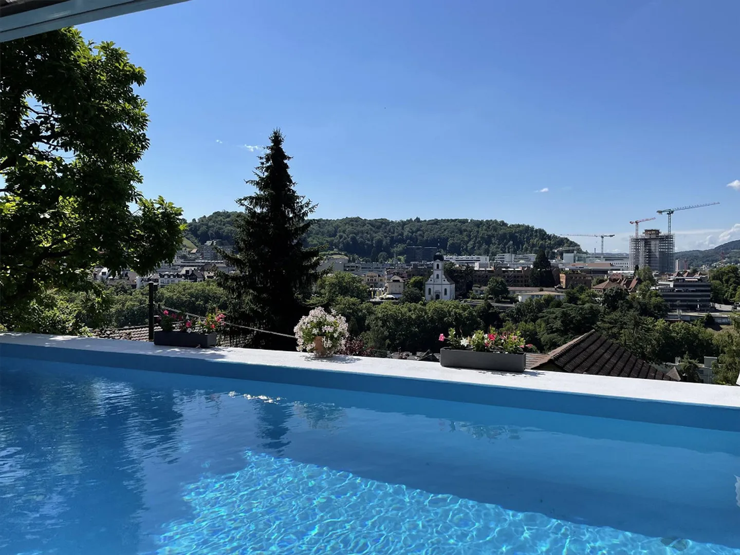 Première occupation loft de style 3.5 pièces (105 m2) avec piscine, jardin et vue panoramique - Photo 3 sur 23