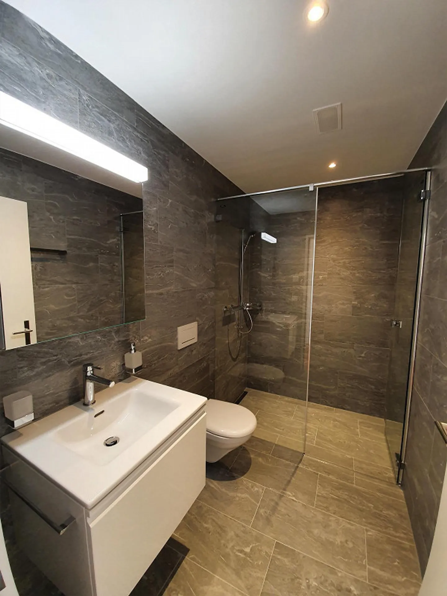 Appartamento moderno e luminoso di 3,5 locali in una posizione tranquilla - Foto 5 di 8