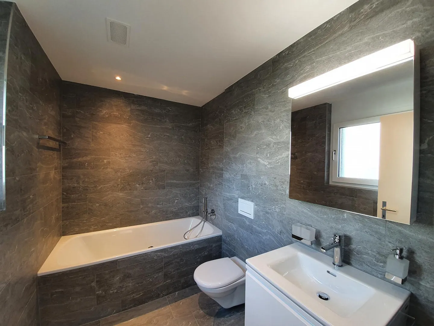 Appartamento moderno e luminoso di 3,5 locali in una posizione tranquilla - Foto 6 di 8