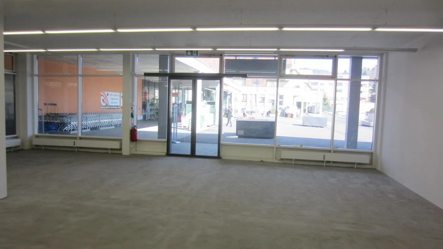 Center "Gugger" Fislisbach - Retail space in the center for rent - Photo 2 of 6