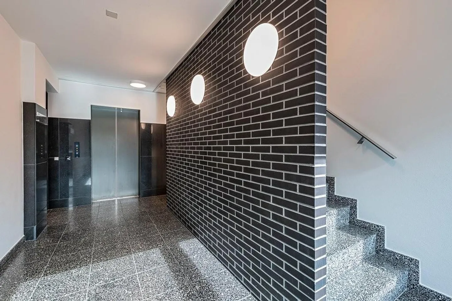 Modern office space near SBB train station with attractive outdoor area - Photo 2 of 10