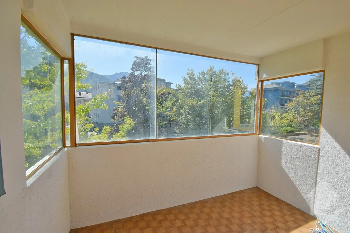 Appartamento ristrutturato di 4,5 stanze con un box e un posto auto esterno - Foto 1 di 16