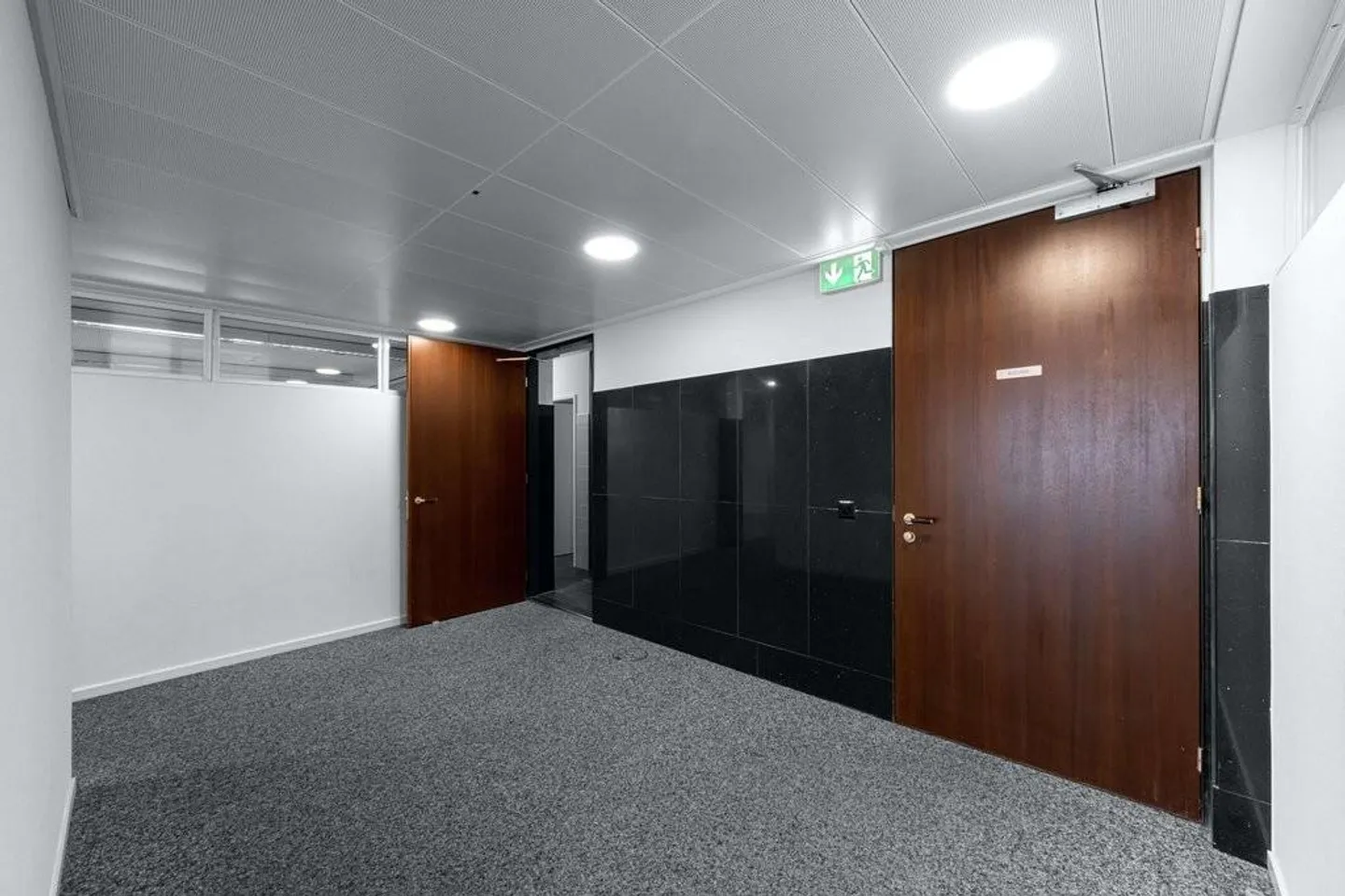 Modern office space near SBB train station with attractive outdoor area - Photo 9 of 10