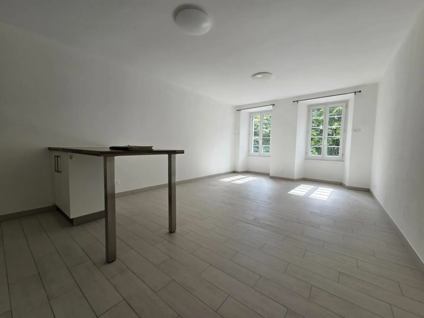 Spacious 2.5-Room Apartment - Photo 2 of 8