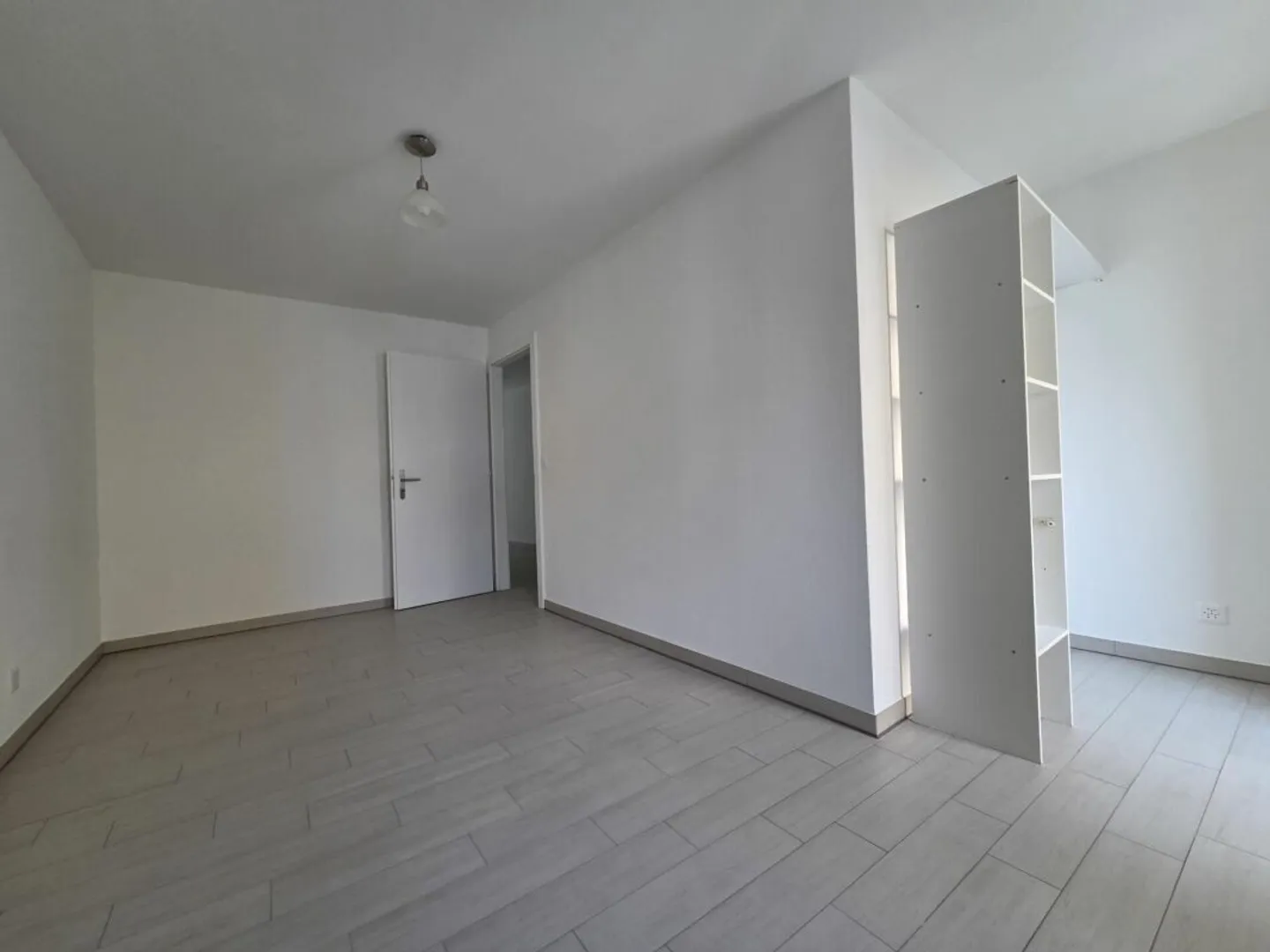 Spacious 2.5-Room Apartment - Photo 3 of 8