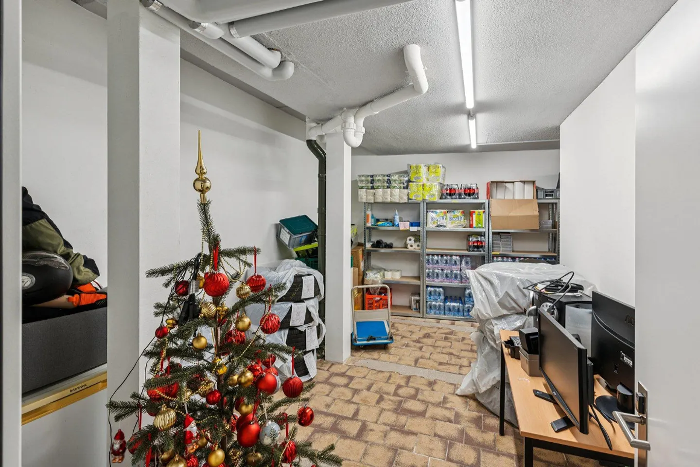 Spazio commerciale, ufficio o vendita centrale direttamente alla stazione di Zug - Foto 23 di 23
