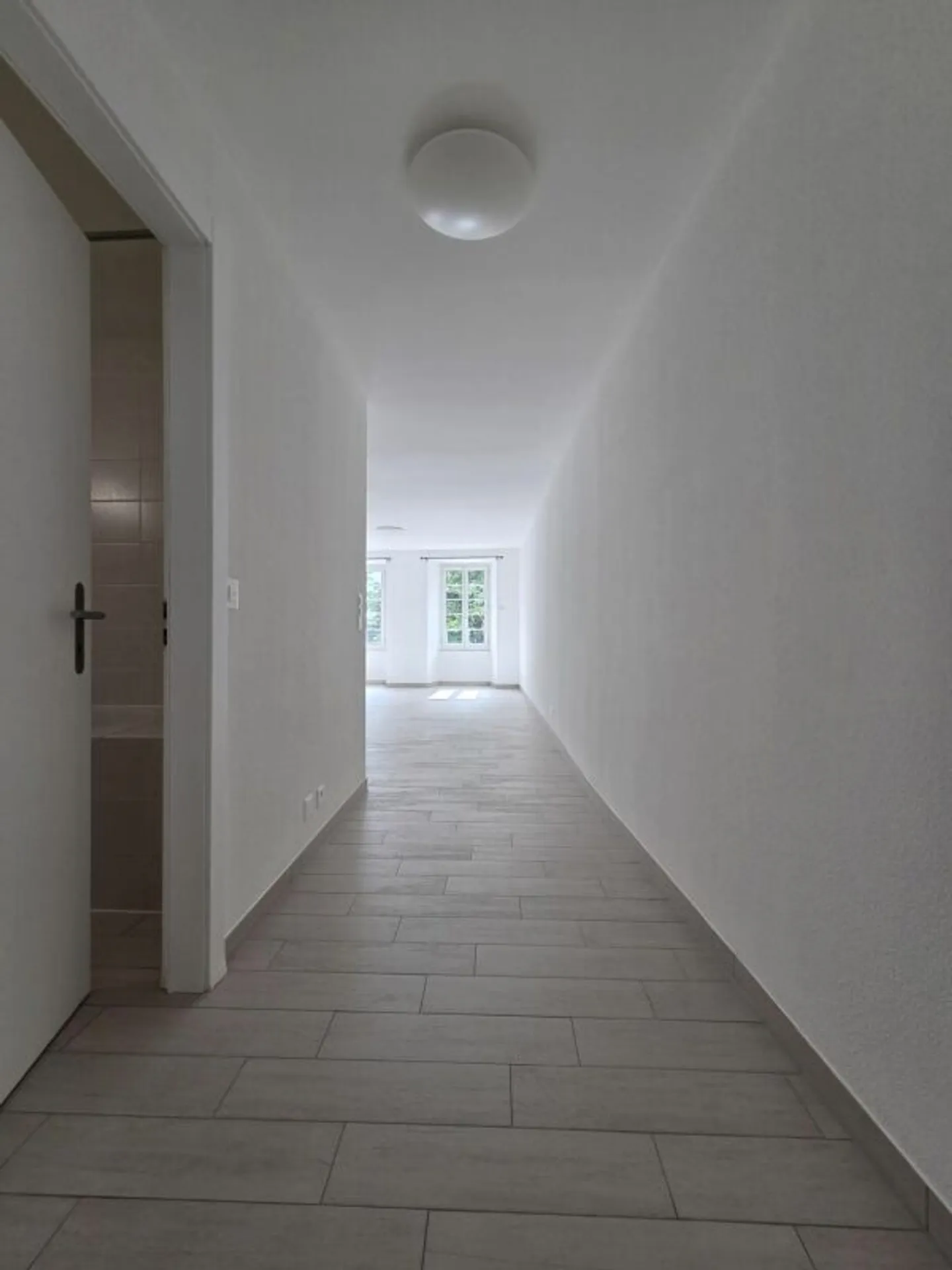Spacious 2.5-Room Apartment - Photo 6 of 8