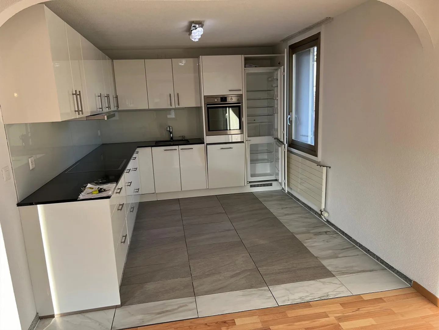 Appartement en attique moderne de 4,5 pièces au centre du village de Derendingen - Photo 1 sur 7