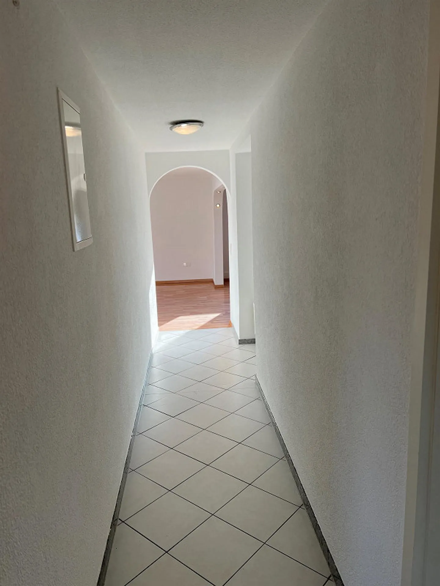 Appartement en attique moderne de 4,5 pièces au centre du village de Derendingen - Photo 2 sur 7