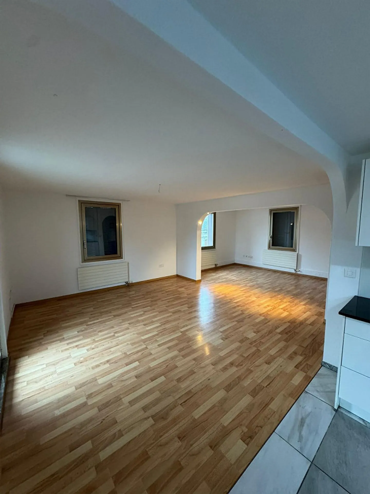 Appartement en attique moderne de 4,5 pièces au centre du village de Derendingen - Photo 3 sur 7
