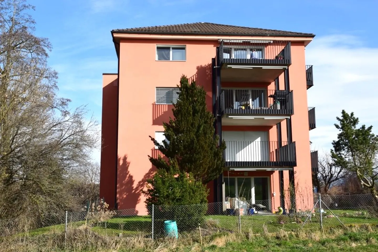 ruhig gelegene 3 1/2 Zi Wohnung mit Weitblick ins Grüne - Foto 1 von 7