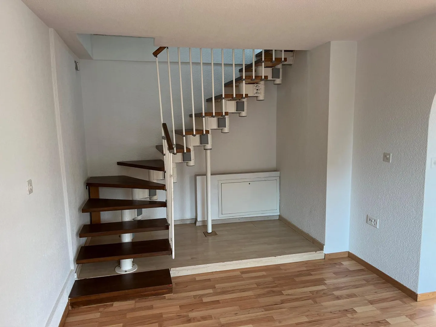 Appartement en attique moderne de 4,5 pièces au centre du village de Derendingen - Photo 4 sur 7