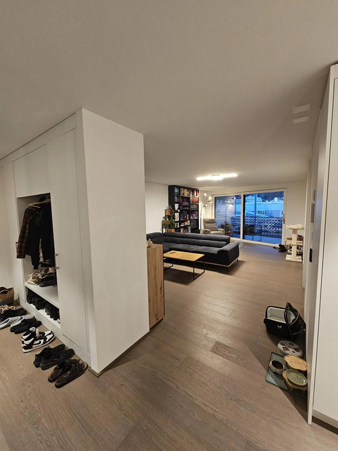 Moderne 4.5-Zimmer-Wohnung mit zwei Balkonen in attraktiver Überbauun - Foto 5 von 13