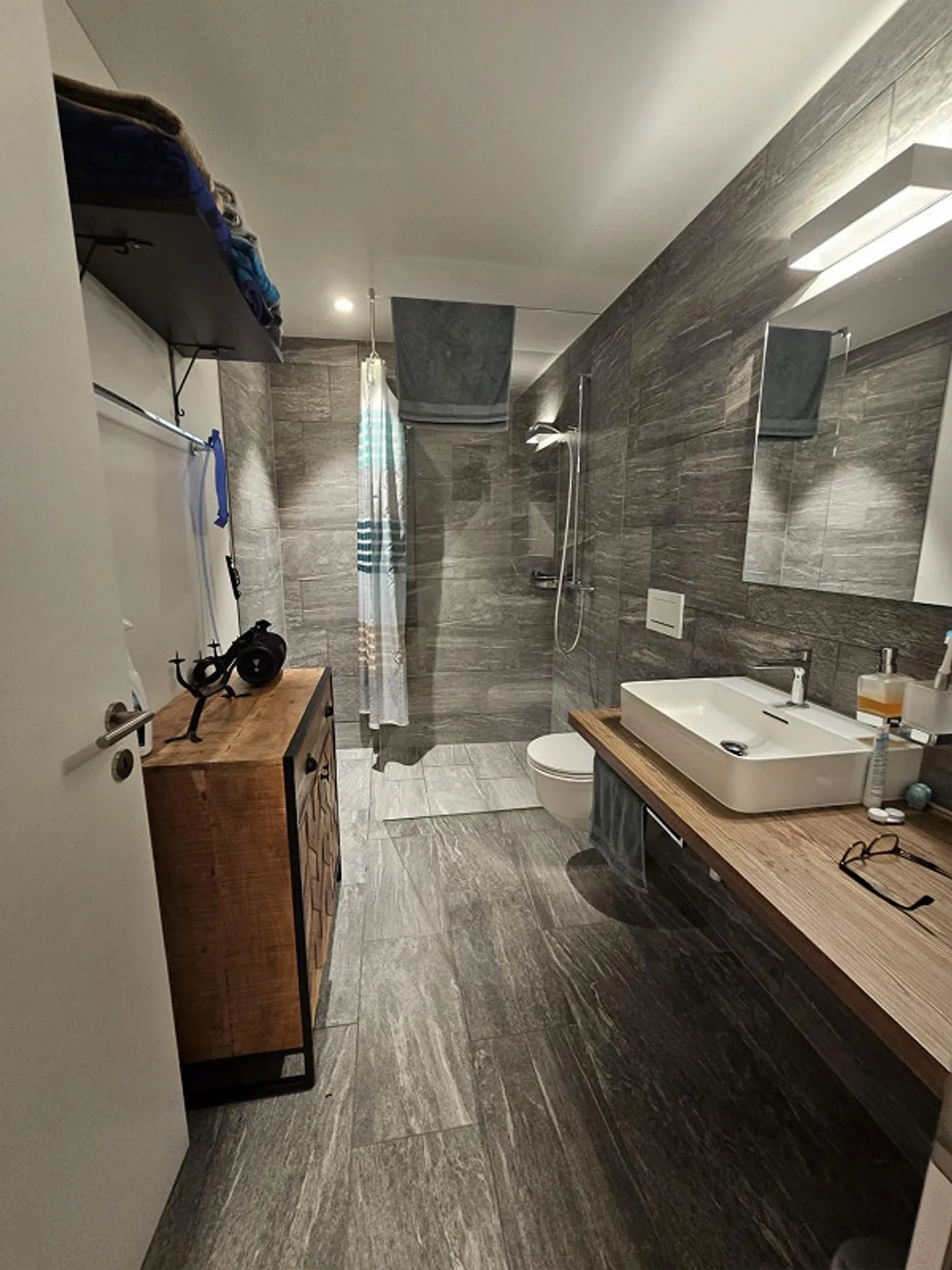 Moderne 4.5-Zimmer-Wohnung mit zwei Balkonen in attraktiver Überbauun - Foto 8 von 13