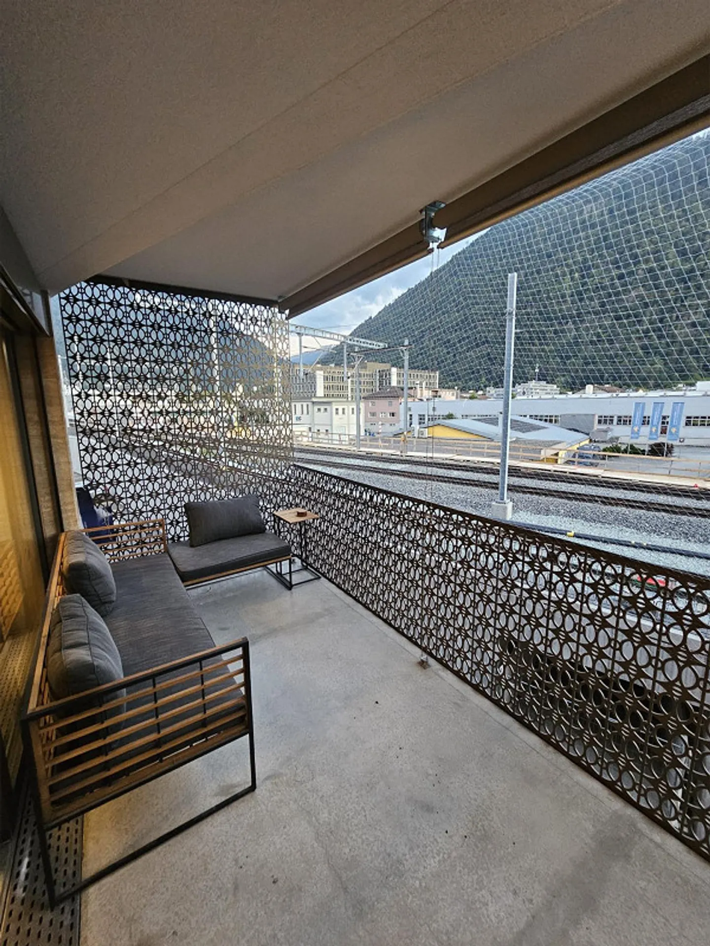 Moderne 4.5-Zimmer-Wohnung mit zwei Balkonen in attraktiver Überbauun - Foto 9 von 13