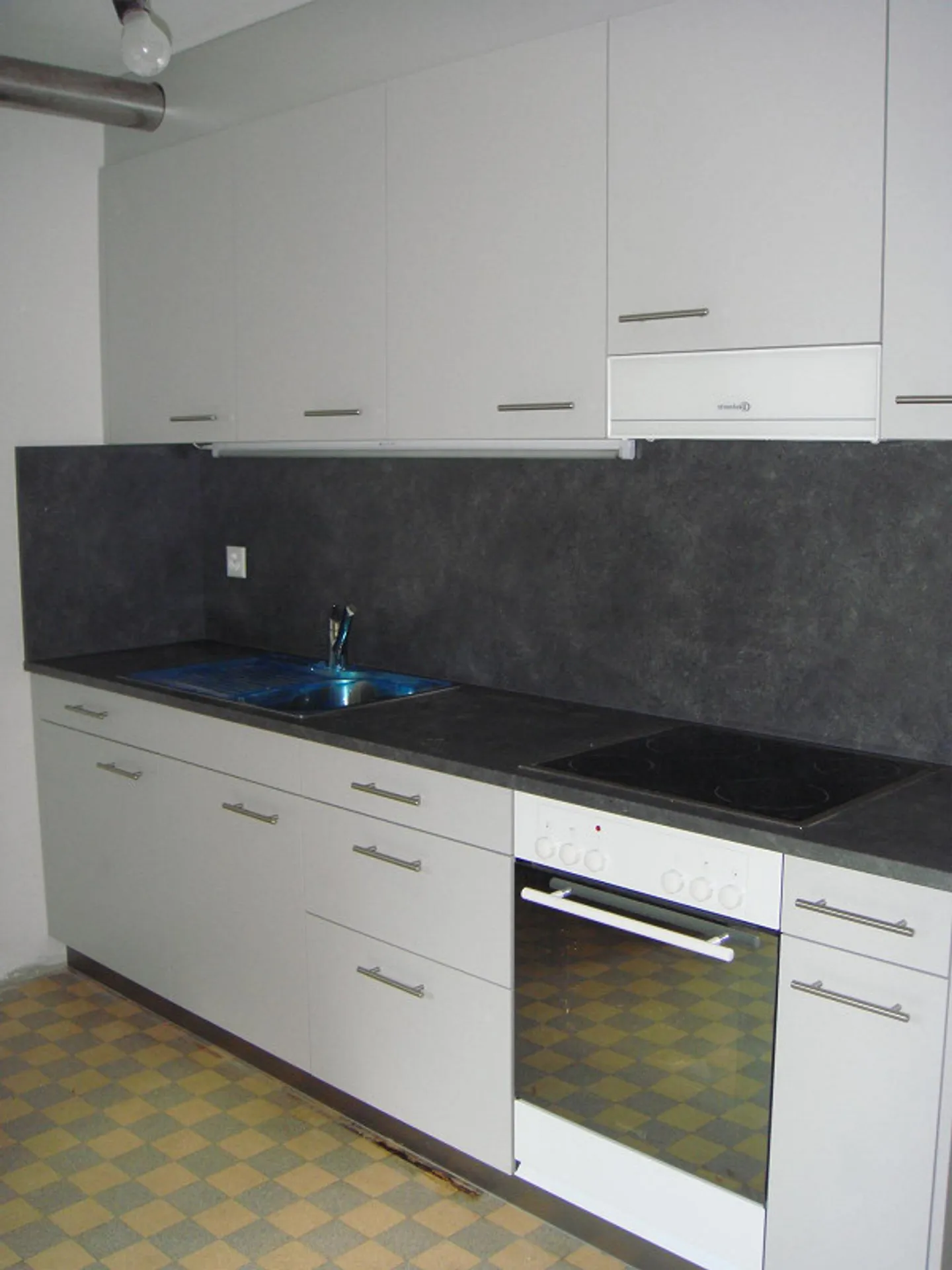 Appartement confortable et rénové de 3 pièces au 1er étage - Photo 2 sur 15