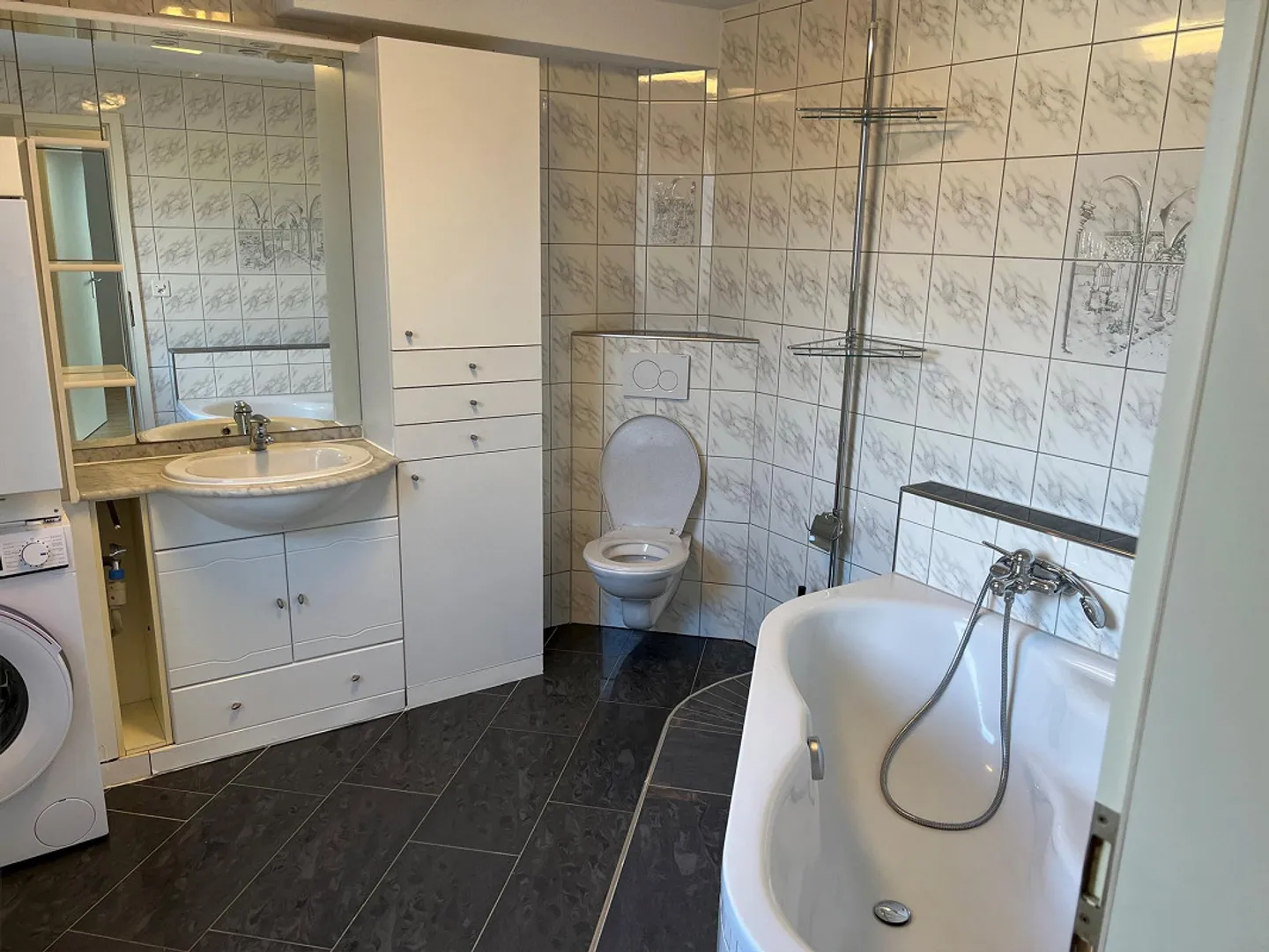 Appartement en attique moderne de 4,5 pièces au centre du village de Derendingen - Photo 5 sur 7