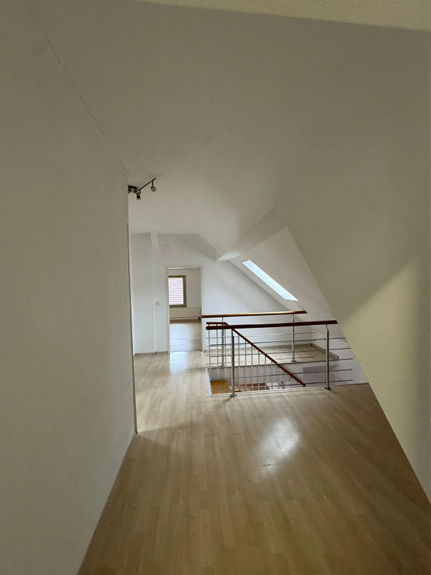 Appartement en attique moderne de 4,5 pièces au centre du village de Derendingen - Photo 6 sur 7