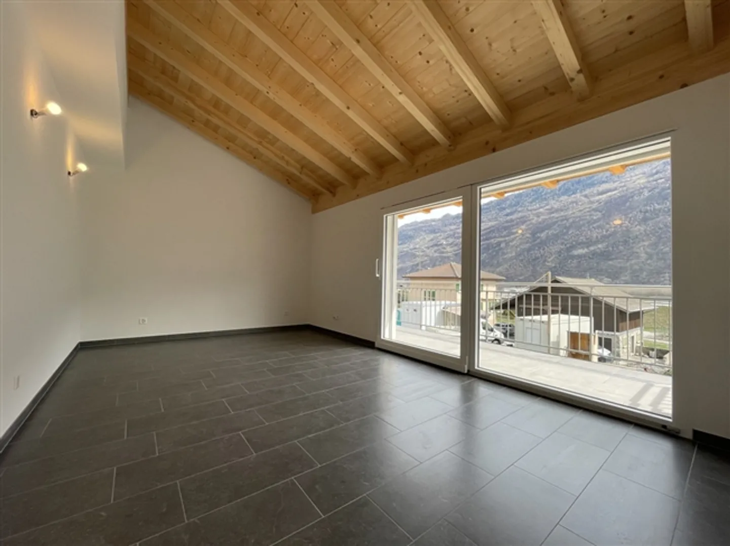 Bel appartement de 2,5 pièces au 1er étage avec balcon ensoleillé - Photo 1 sur 8