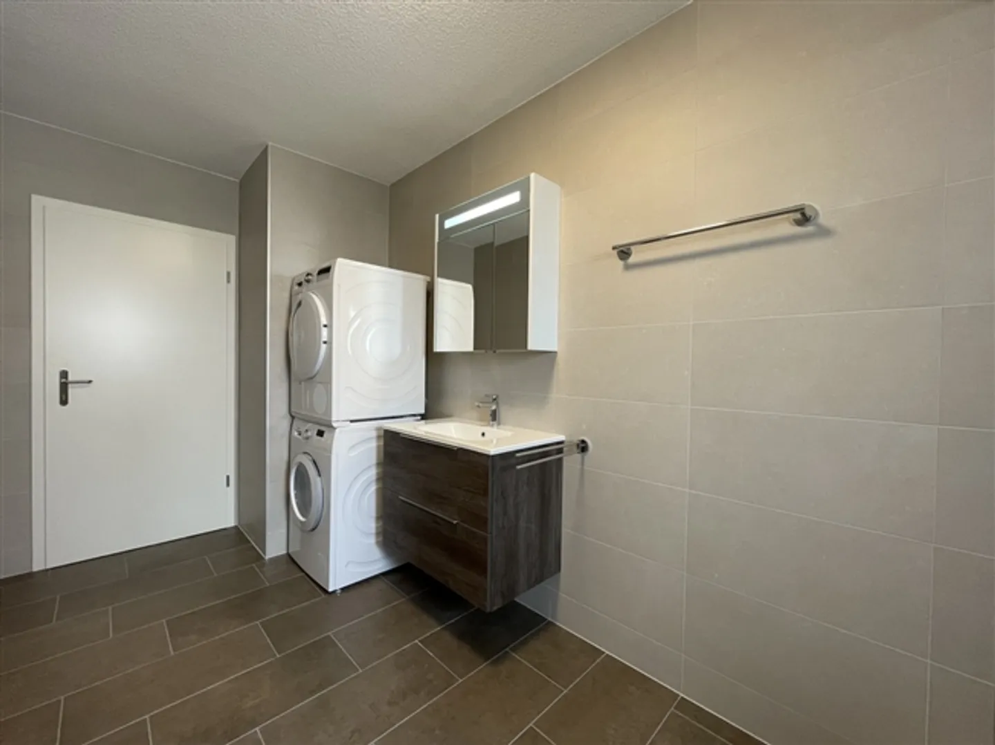 Bel appartement de 2,5 pièces au 1er étage avec balcon ensoleillé - Photo 4 sur 8