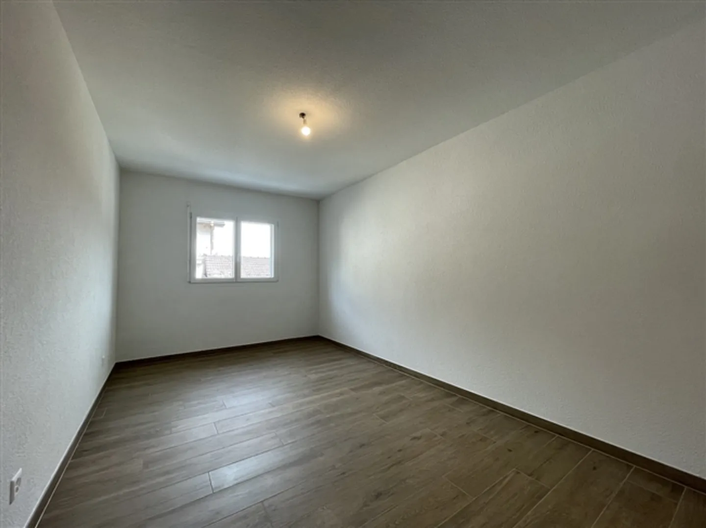 Bel appartement de 2,5 pièces au 1er étage avec balcon ensoleillé - Photo 5 sur 8