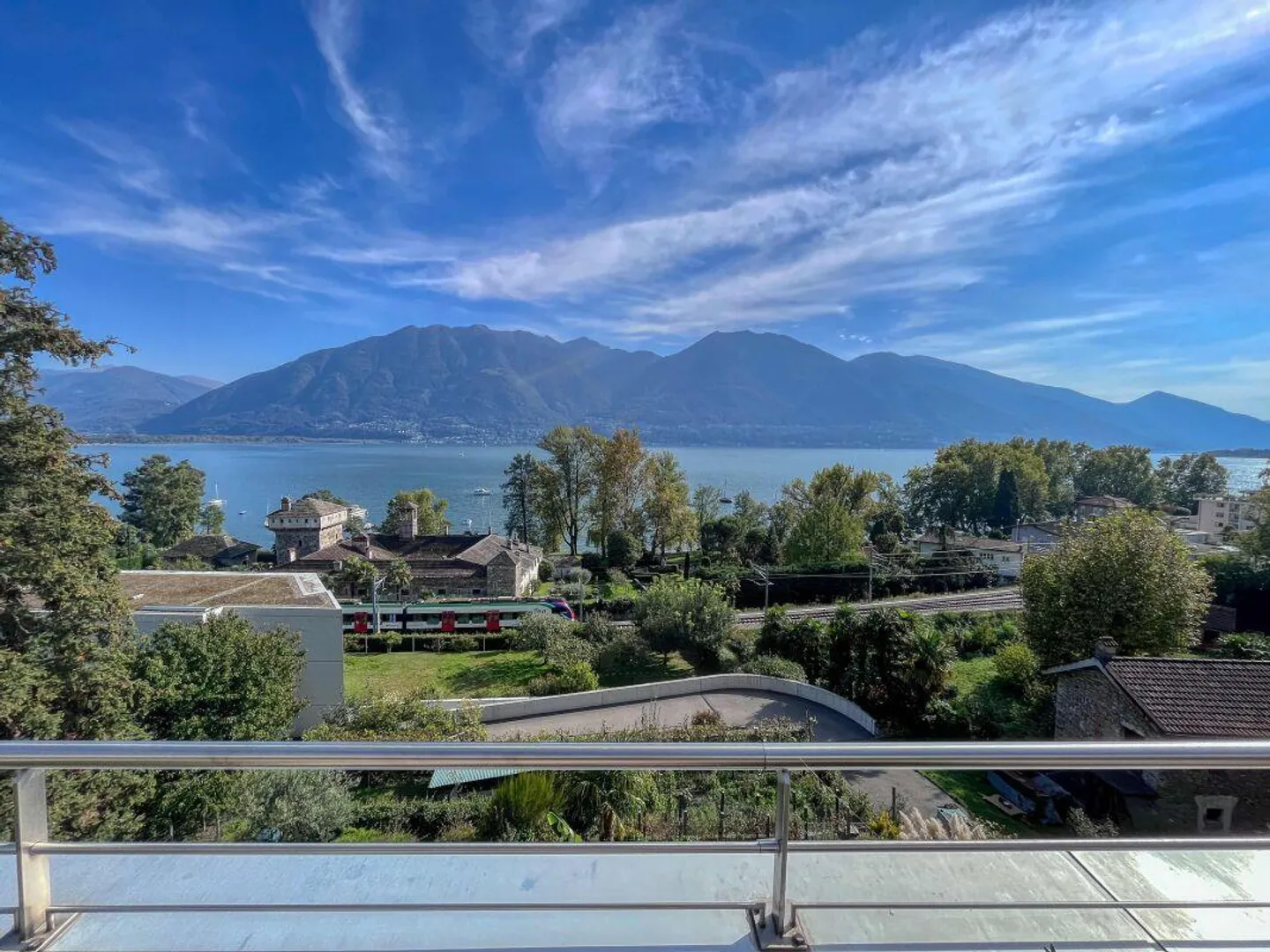 Appartement penthouse de 4 ½ pièces avec places de parking, vue sur le lac Magg... - Photo 8 sur 9