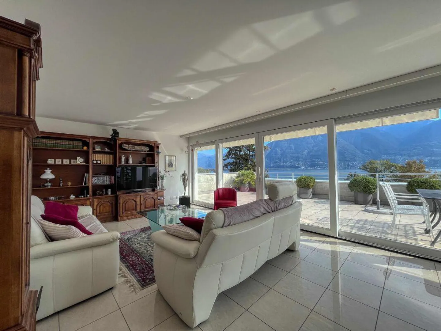 Appartement penthouse de 4 ½ pièces avec places de parking, vue sur le lac Magg... - Photo 2 sur 9
