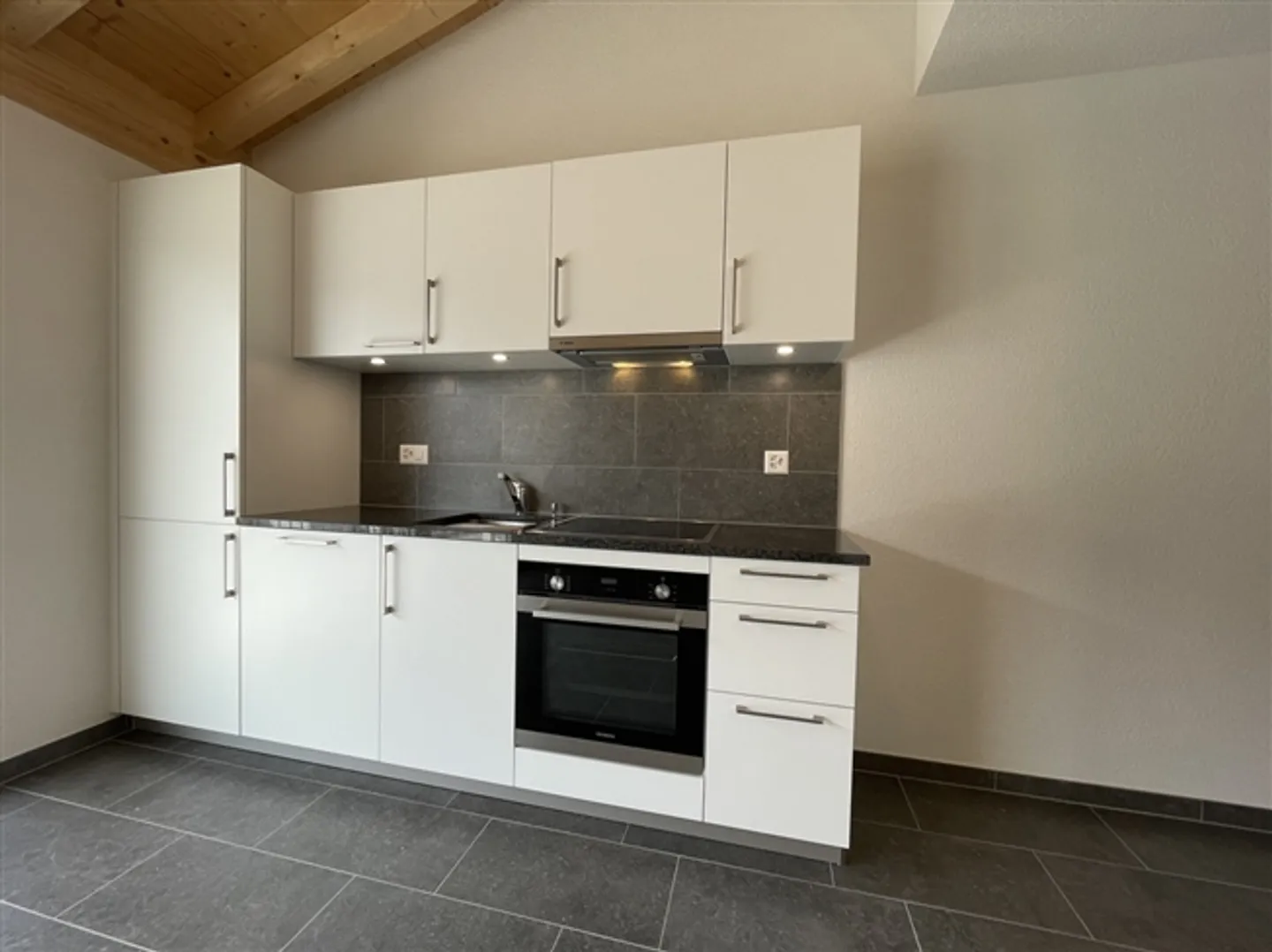 Bel appartement de 2,5 pièces au 1er étage avec balcon ensoleillé - Photo 2 sur 8