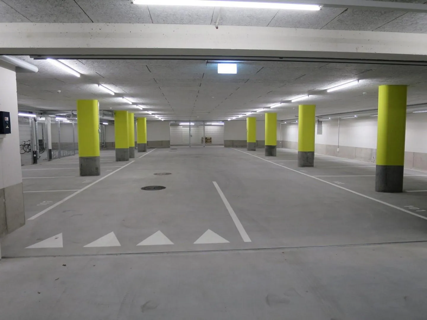 Place de stationnement pour voitures anciennes et véhicules de collection - Photo 2 sur 4