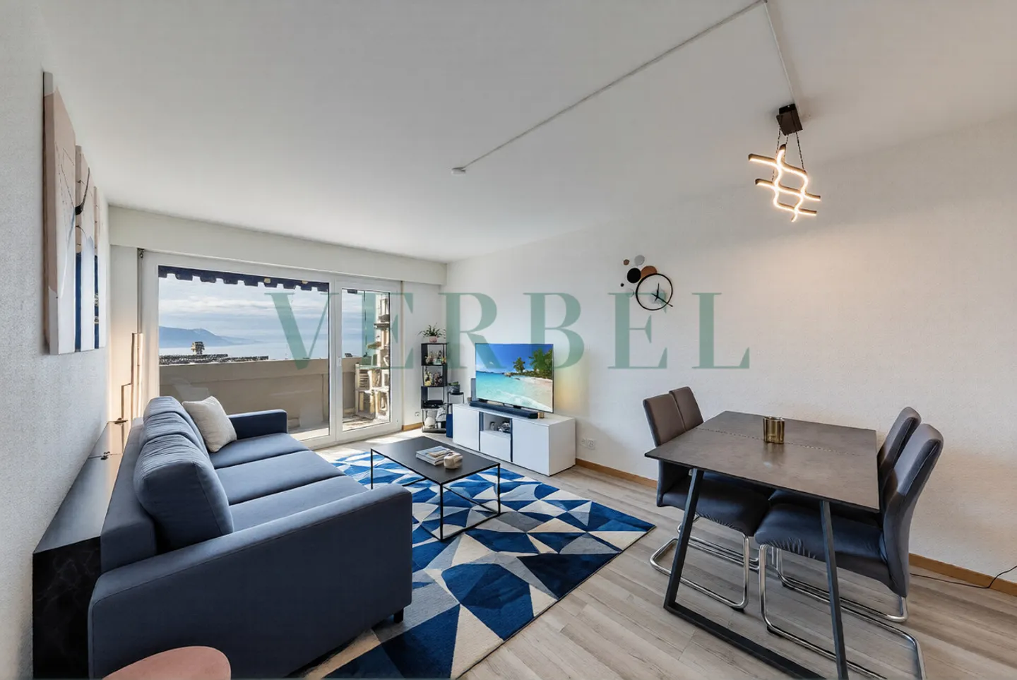 Beautiful renovated 3.5-room apartment with a magnificent view of the lake - Photo 1 of 11