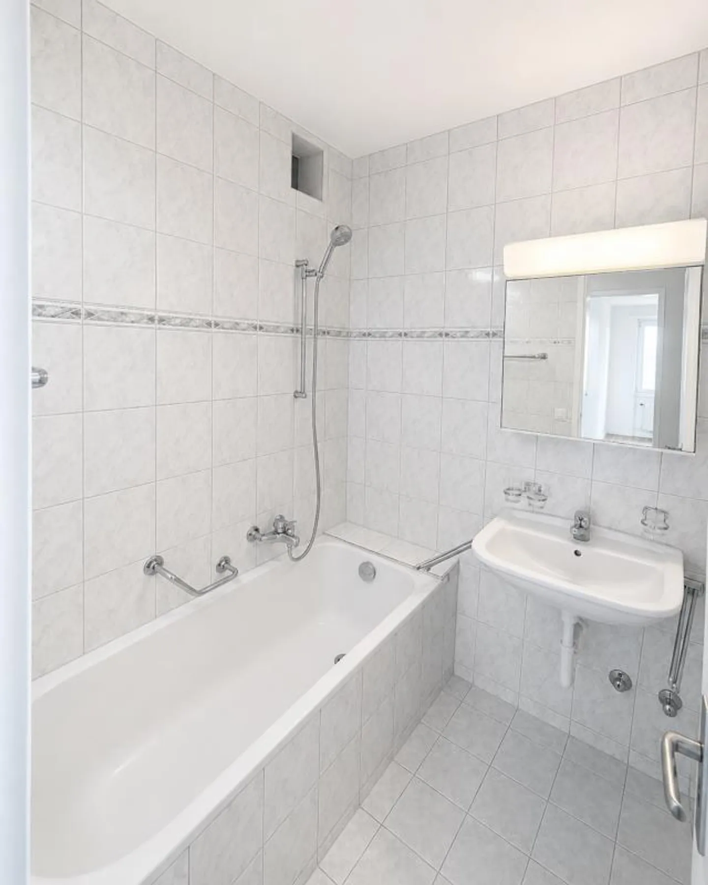 Renovated 4 Room Apartment - Photo 8 of 9