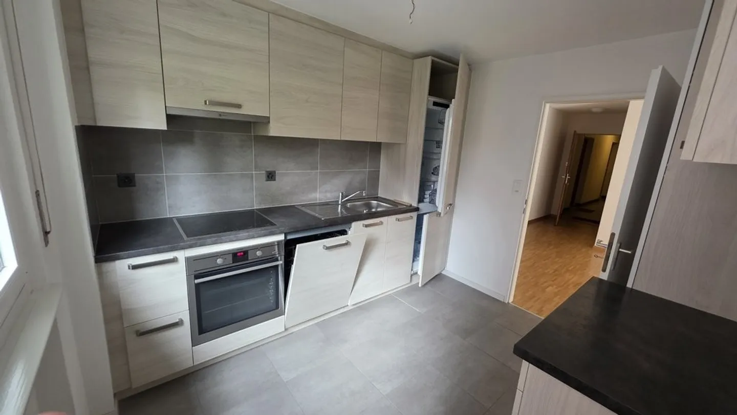 APPARTAMENTO SPAZIOSO CON GRANDE BALCONE - Foto 4 di 10