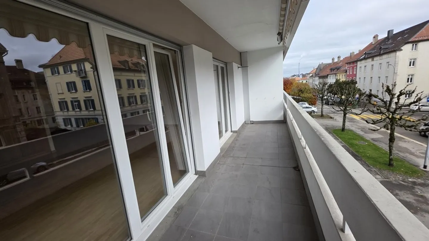 APPARTAMENTO SPAZIOSO CON GRANDE BALCONE - Foto 2 di 10