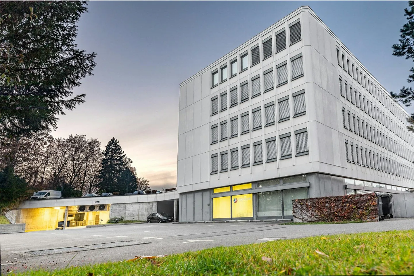 Your new premises just 4 minutes by public transport from the airport... - Photo 2 of 9