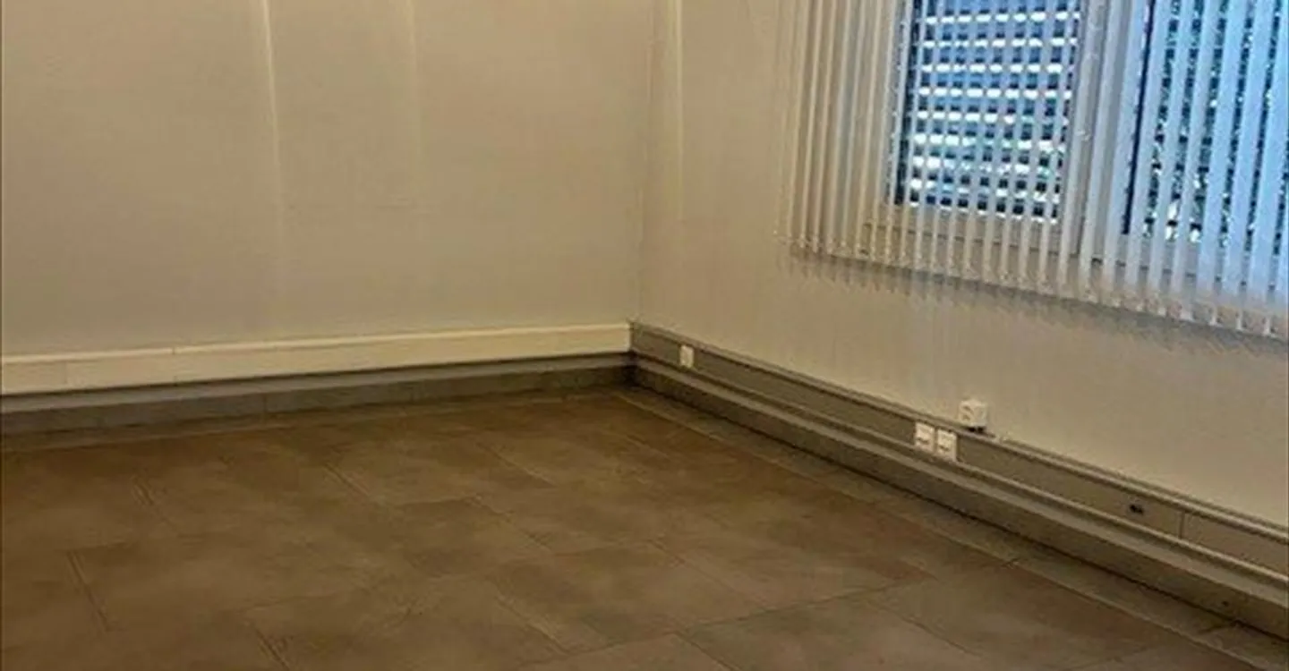 Mixed-use building for rent - Photo 2 of 11