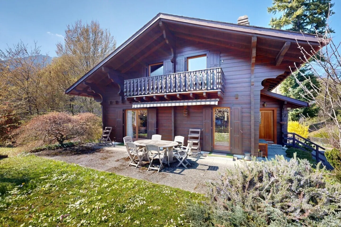 Exclusive: Charming 4-bedroom chalet with large garden - Photo 2 of 13