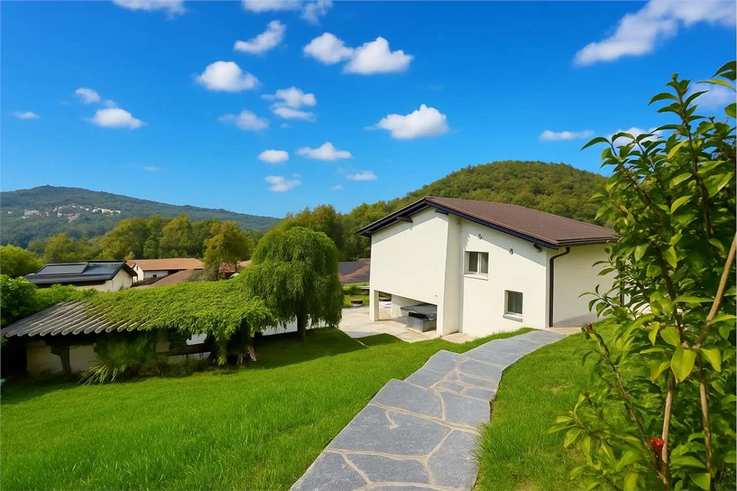 Exclusive villa with pool in Carabbia - Photo 1 of 8