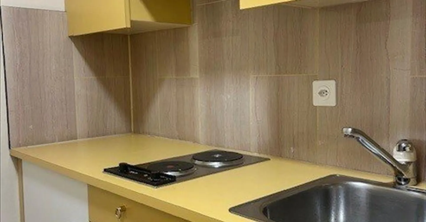 Mixed-use building for rent - Photo 3 of 11