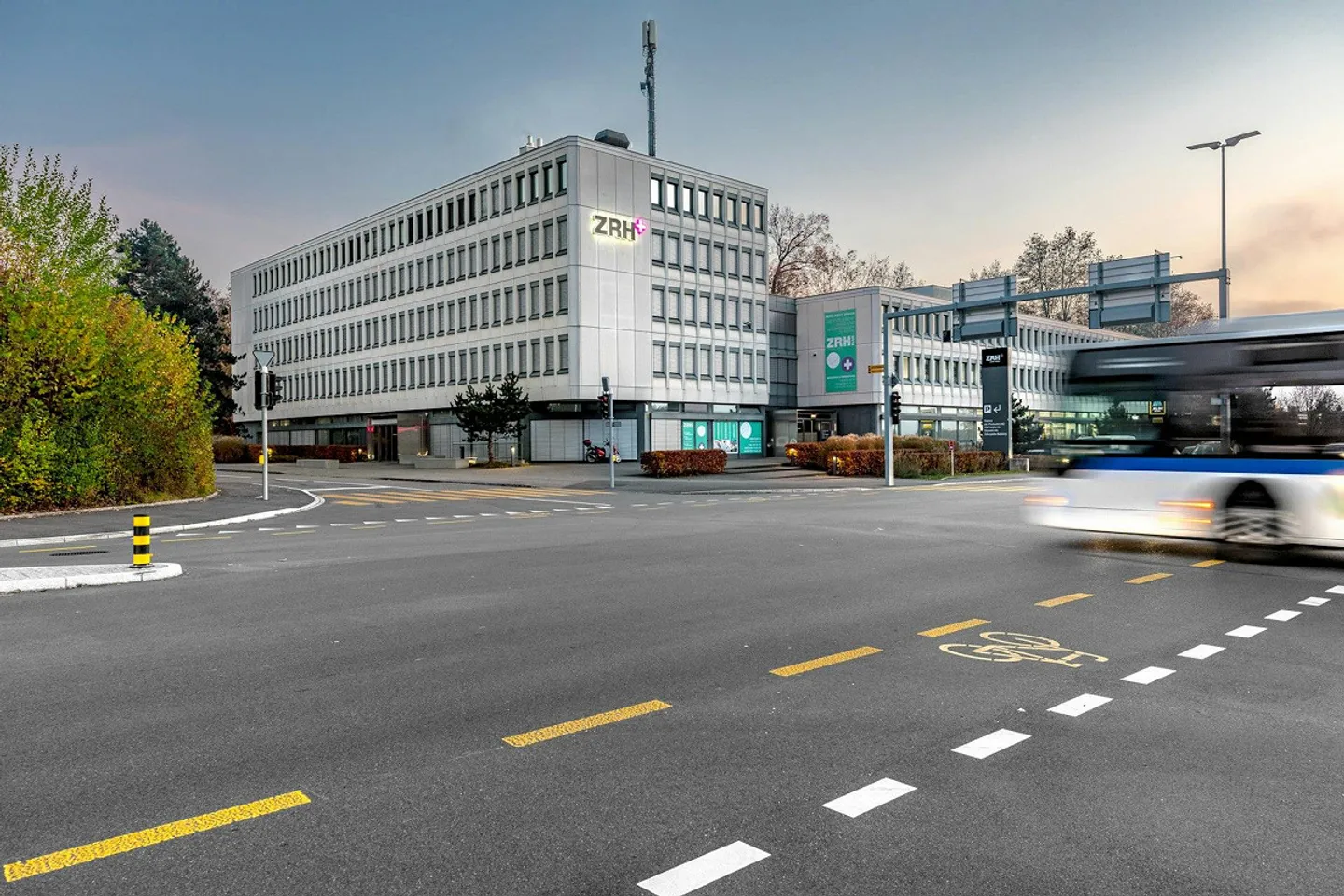 Your new premises just 4 minutes by public transport from the airport... - Photo 1 of 9
