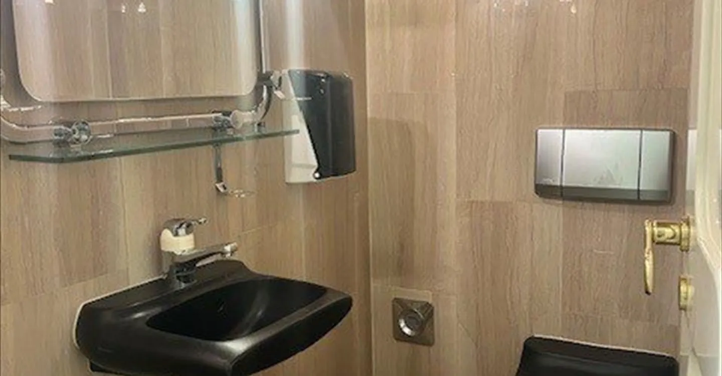 Mixed-use building for rent - Photo 4 of 11