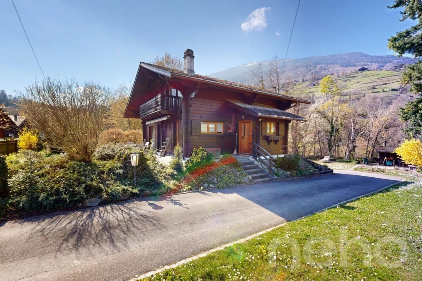 Exclusive: Charming 4-bedroom chalet with large garden - Photo 4 of 13