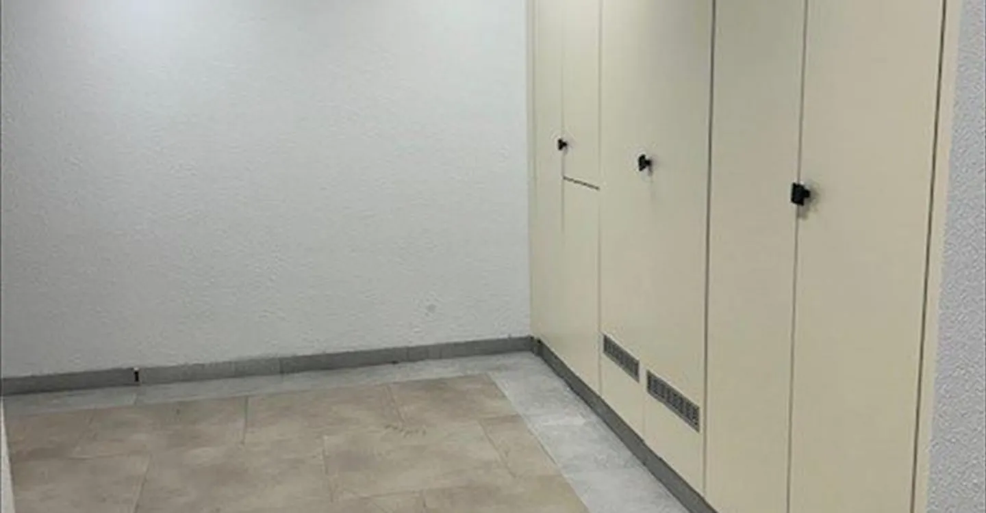 Mixed-use building for rent - Photo 6 of 11