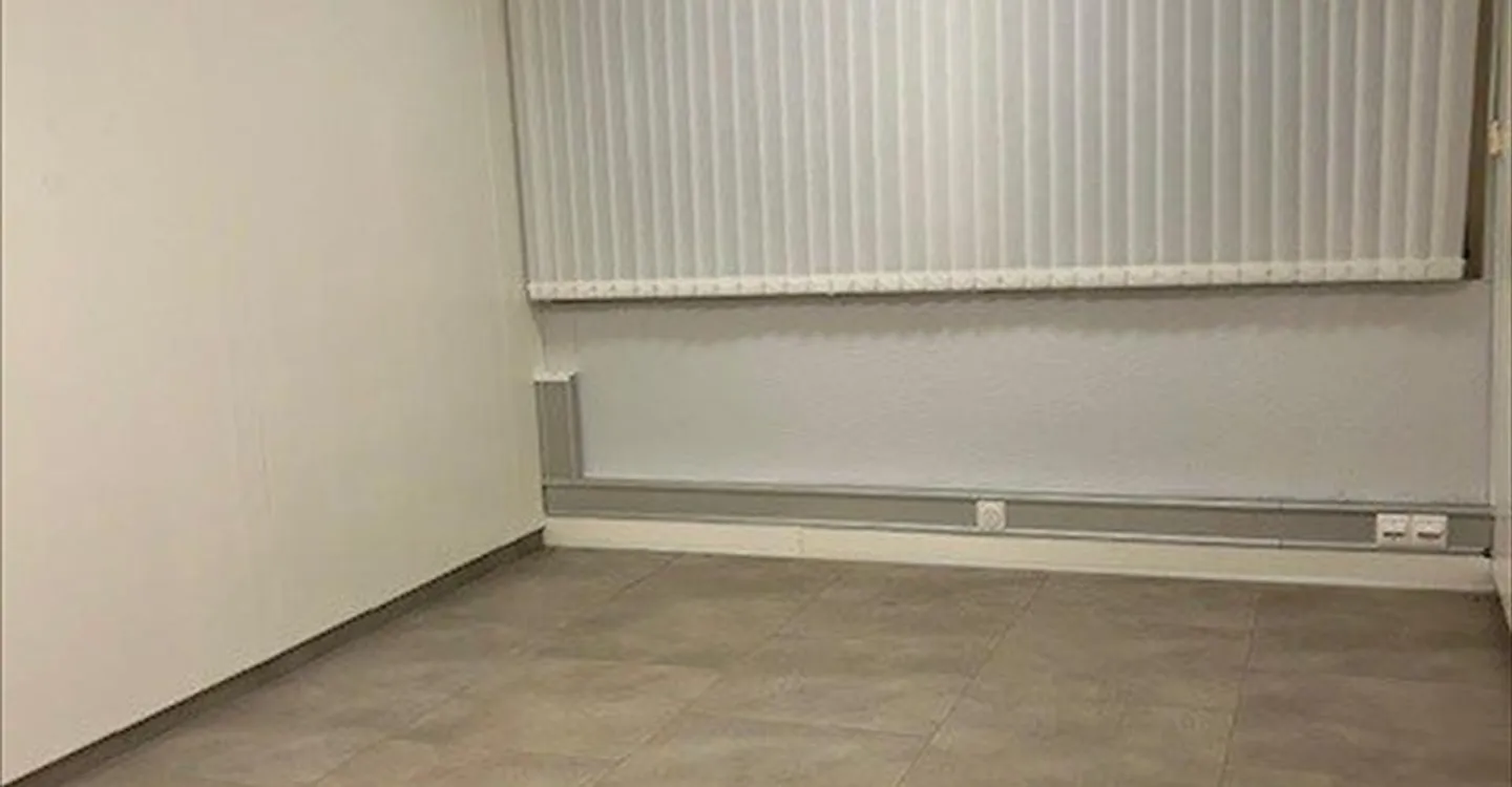 Mixed-use building for rent - Photo 9 of 11