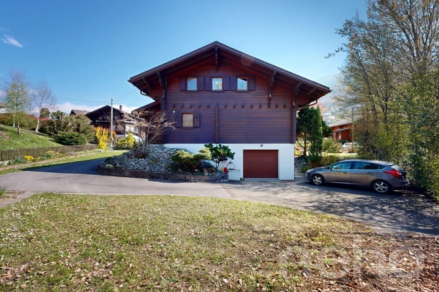 Exclusive: Charming 4-bedroom chalet with large garden - Photo 8 of 13