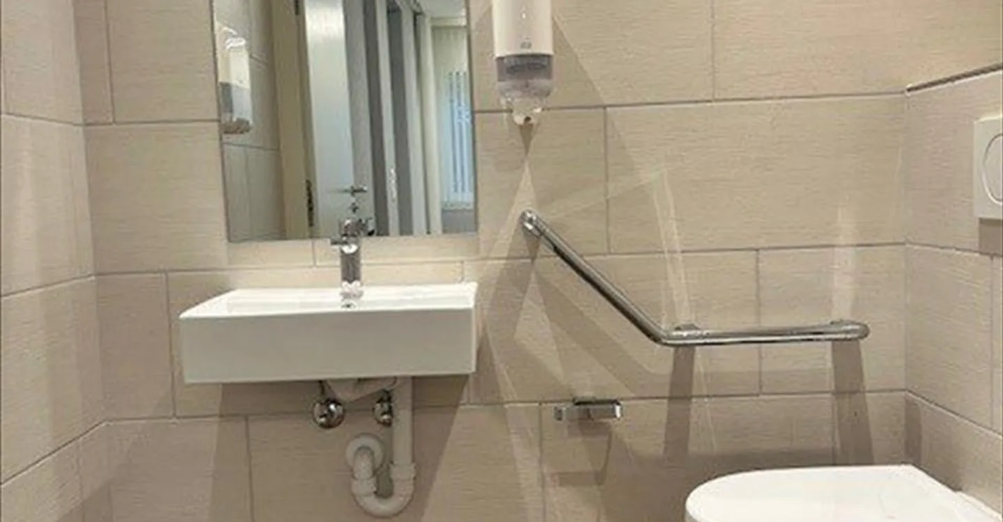 Mixed-use building for rent - Photo 10 of 11