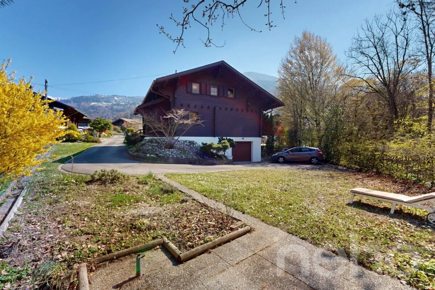 Exclusive: Charming 4-bedroom chalet with large garden - Photo 5 of 13