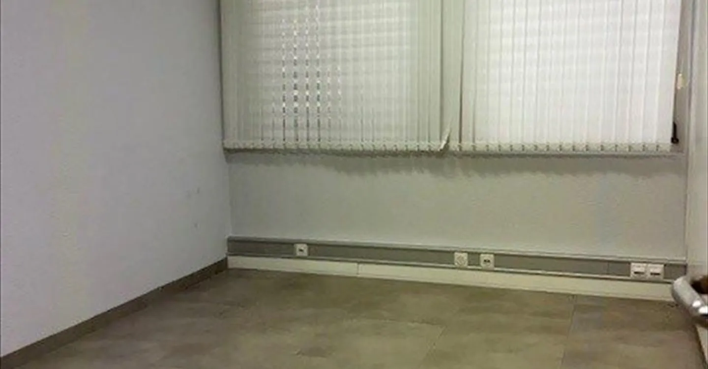 Mixed-use building for rent - Photo 8 of 11