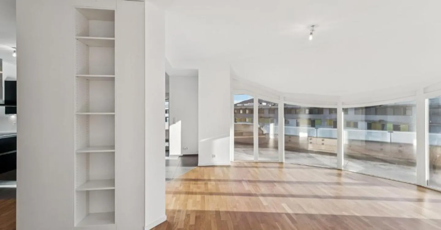 Stunning penthouse apartment with large terrace - Photo 3 of 12