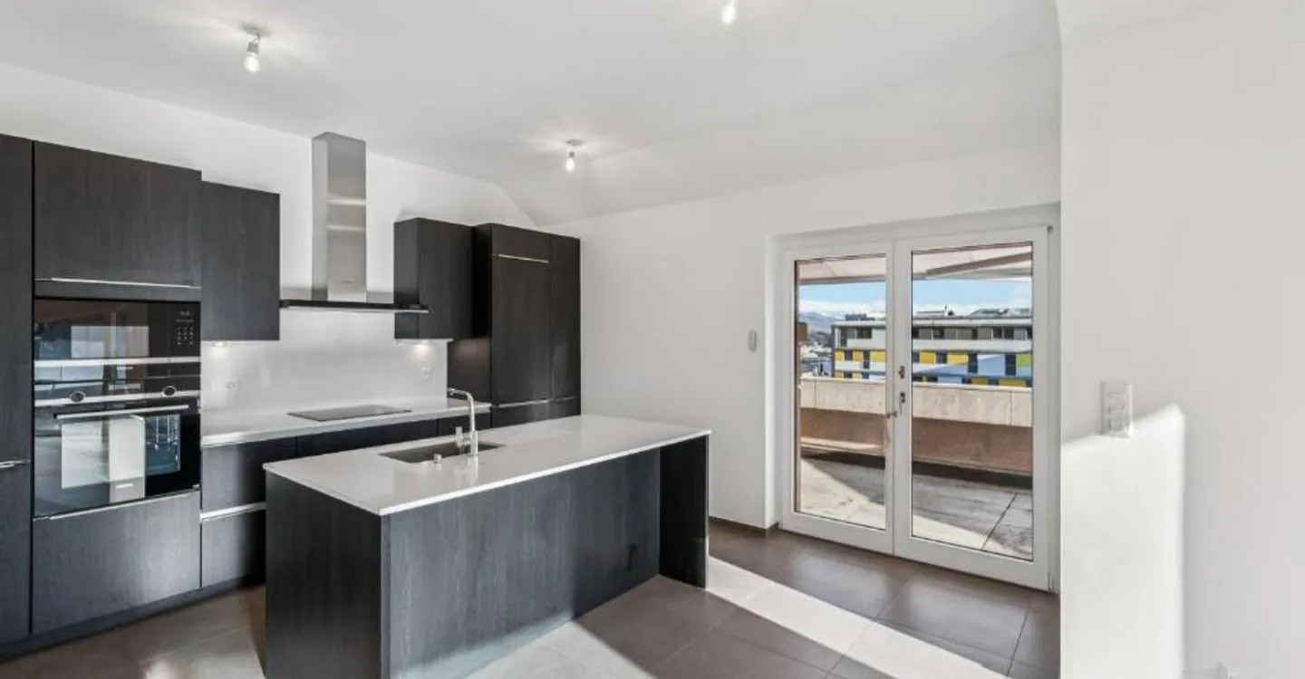 Stunning penthouse apartment with large terrace - Photo 5 of 12