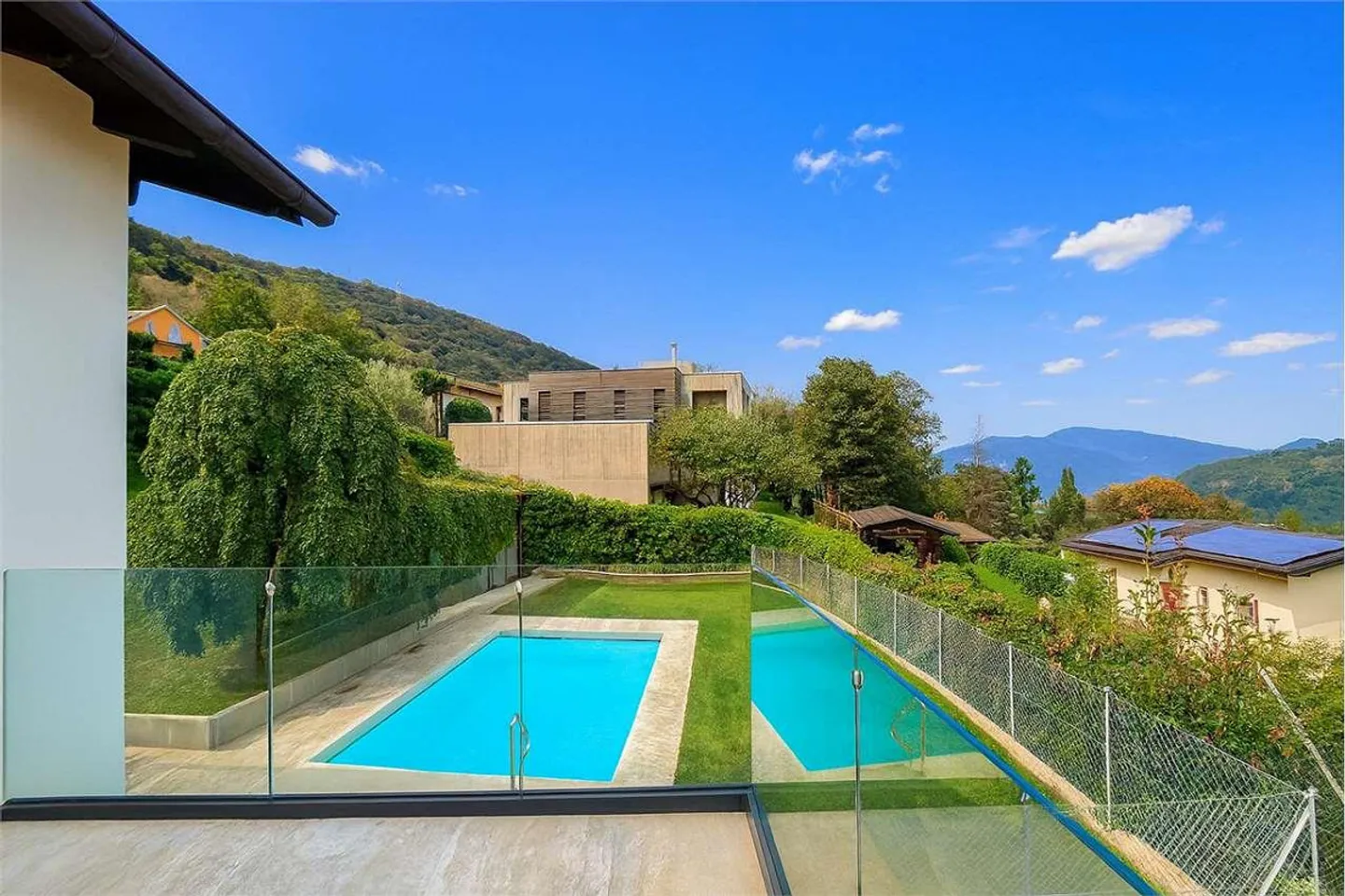 Exclusive villa with pool in Carabbia - Photo 2 of 8